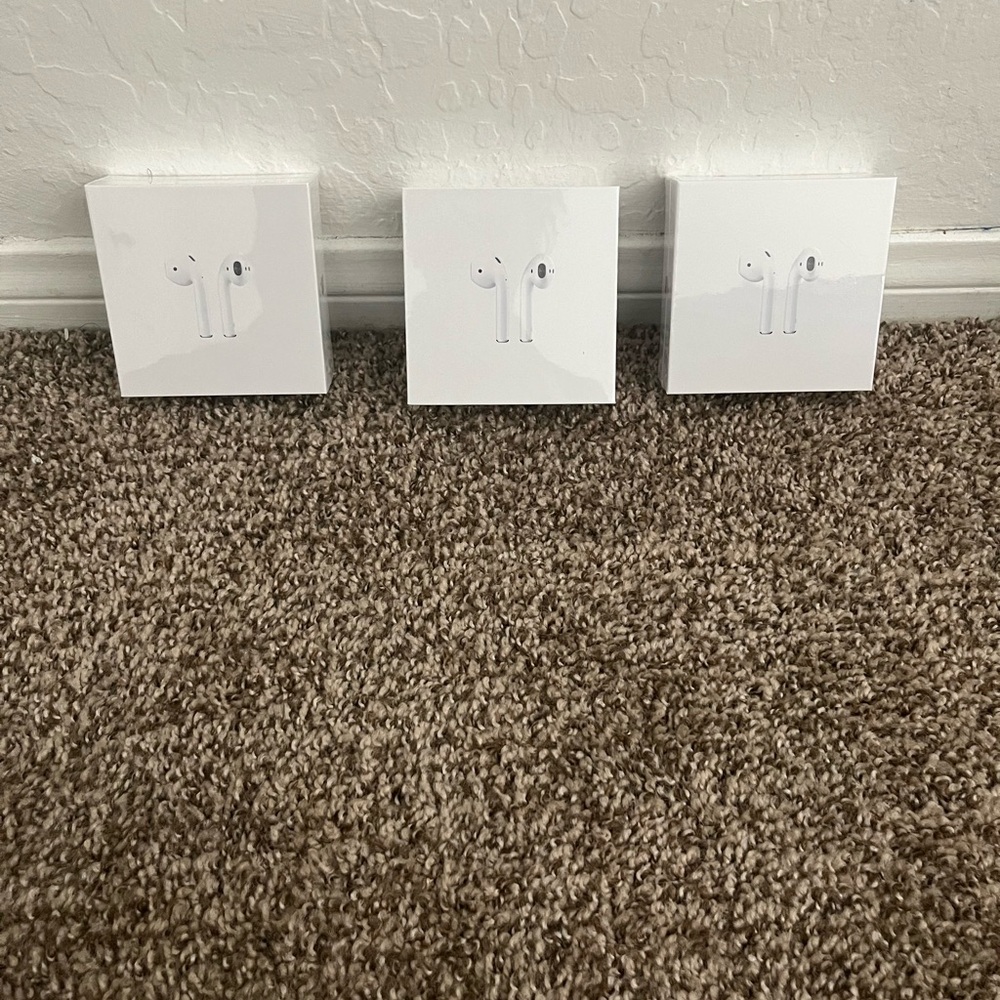 AirPods - Picture 2 of 5